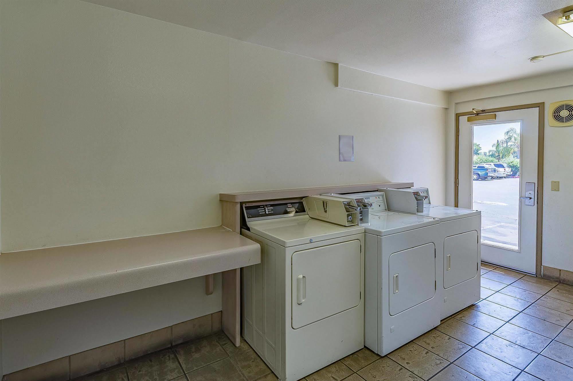 Motel 6-Fresno, Ca - Yosemite Hwy Eksteriør bilde